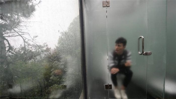 This Bathroom In A Chinese Park Has Translucent Walls (9 pics)