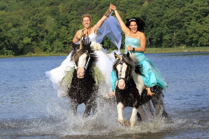 Bride Gets Dunked By A Unicorn During Her Bridal Shoot (4 pics)