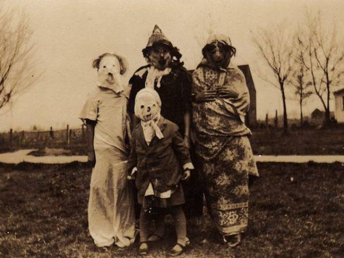 Creepy Halloween Costumes From Back In The Day That Will Haunt Your Dreams (34 pics)