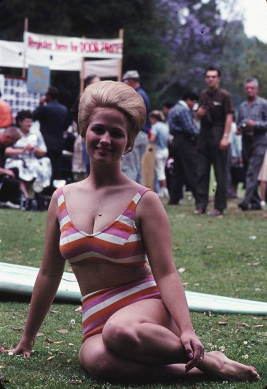 Women Used To Wear Some Crazy Hairstyles In The 1960s (17 pics)