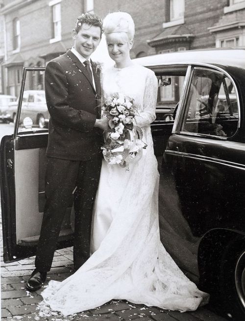 Couple Celebrates Their 50th Anniversary By Wearing Their Wedding Clothes (6 pics)
