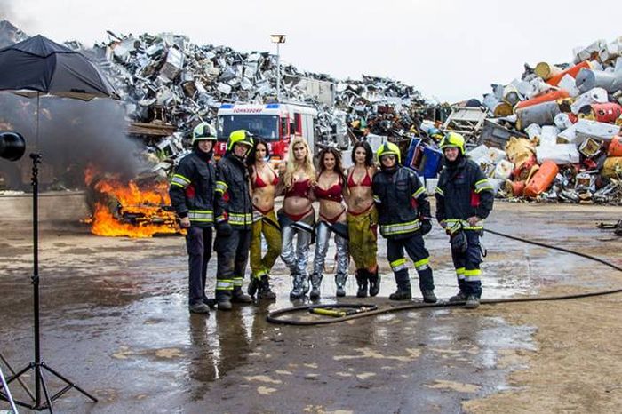 Behind The Scenes Photos Of Gorgeous Firefighter Girls That Will Make You Melt (40 pics)