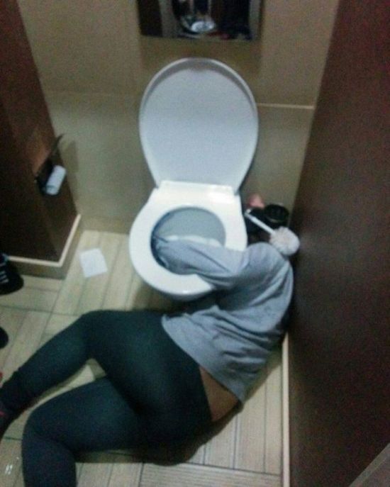 A Fun Collection Of Drunk Girls Being Drunk (21 pics)