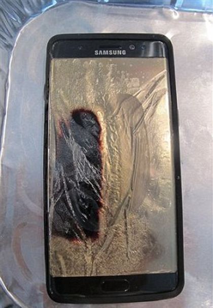 Woman's Samsung Galaxy Note 7 Replacement Phone Smokes And Sparks (3 pics)