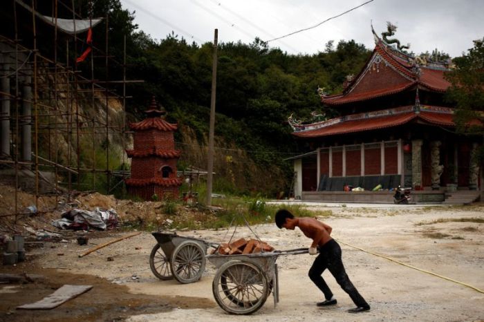 Handyman At Buddhist Temple Constantly Trains On The Job (18 pics)