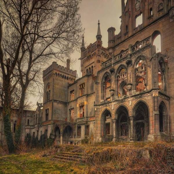 Breathtaking Photos Of Beautiful Abandoned Places (22 pics)