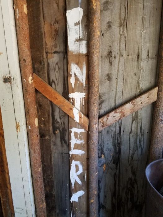 This Guy Found Something Very Disturbing In A Cabin In The Woods (6 pics)