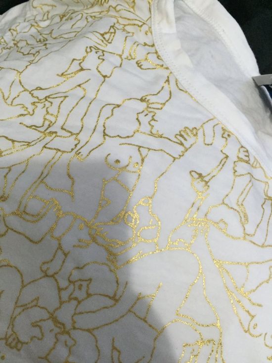 Mom Accidentally Buys Sexually Explicit Shirt For Teen Daughter (4 pics)
