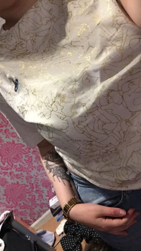 Mom Accidentally Buys Sexually Explicit Shirt For Teen Daughter (4 pics)