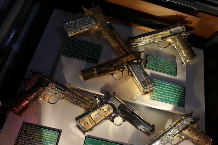 Golden Weapons That Once Belonged To Mexican Drug Lords (15 pics)