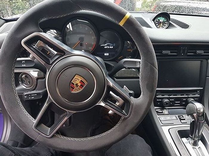 Assad's Henchmen Live A Life Of Luxury As Aleppo Burns (24 pics)