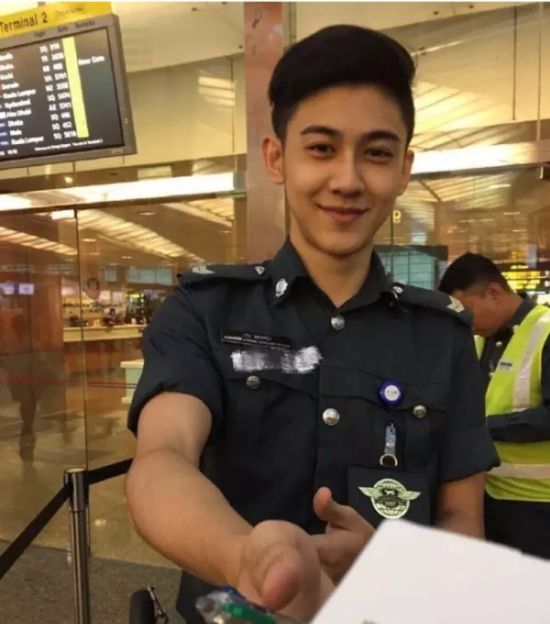 Airport Security Guy Goes Viral (6 pics)