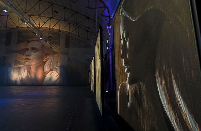 Artist Shows Off The Fleeting Nature Of Beauty With Crumbling Portraits (11 pics)