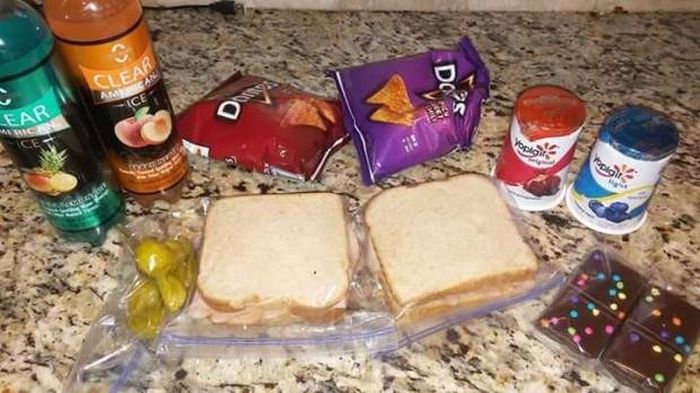 Good Student Does A Good Deed For A Less Fortunate Child (3 pics)