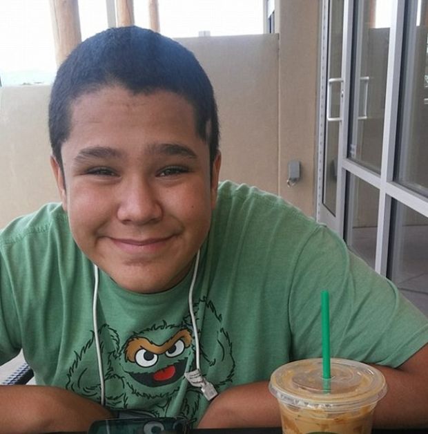 Good Student Does A Good Deed For A Less Fortunate Child (3 pics)