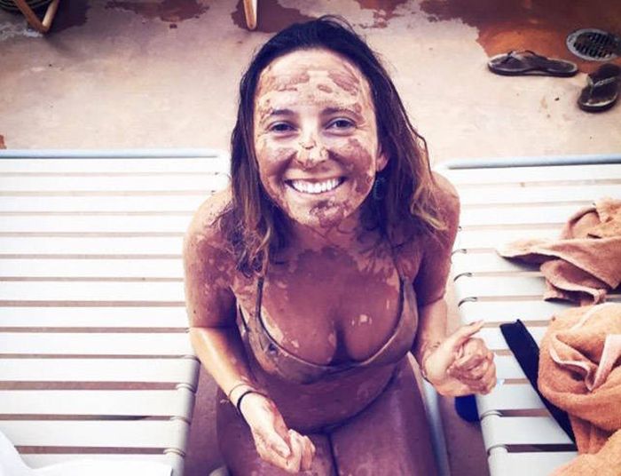 Hot Girls Covered With Mud Are A Fun Kind Of Dirty (35 pics)