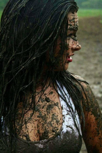Hot Girls Covered With Mud Are A Fun Kind Of Dirty (35 pics)