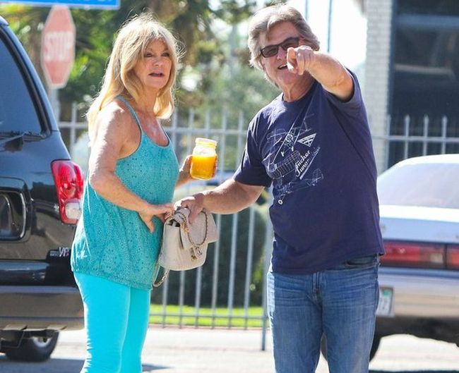 Kurt Russell And Goldie Hawn Aren't Afraid Of The Paparazzi (5 pics)