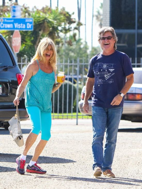 Kurt Russell And Goldie Hawn Aren't Afraid Of The Paparazzi (5 pics)