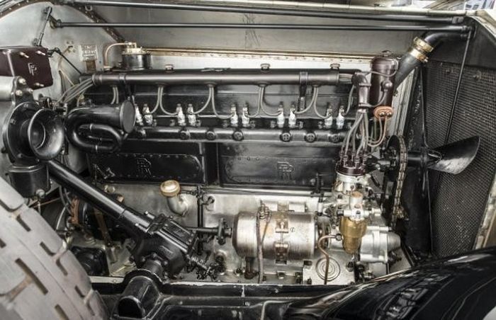 The Interior Of This Rolls-Royce Is Pure Class (15 pics)