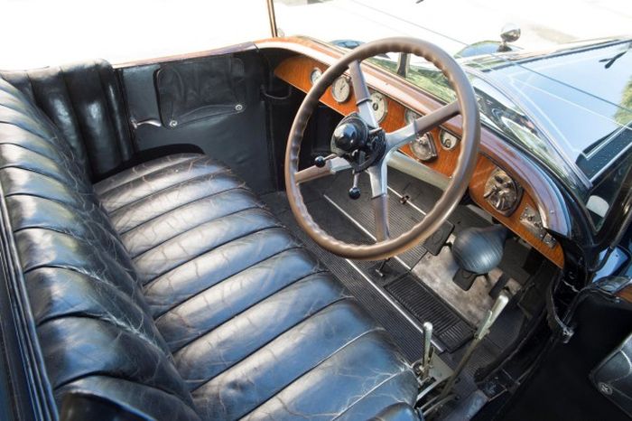 The Interior Of This Rolls-Royce Is Pure Class (15 pics)
