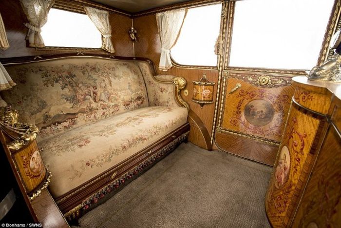 The Interior Of This Rolls-Royce Is Pure Class (15 pics)