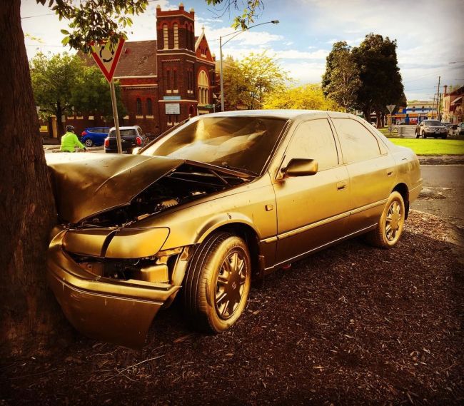 Crashed Car Randomly Gets A Golden Makeover (4 pics)