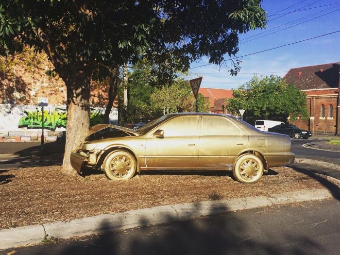 Crashed Car Randomly Gets A Golden Makeover (4 pics)