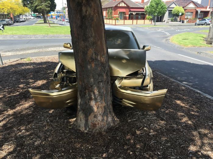 Crashed Car Randomly Gets A Golden Makeover (4 pics)