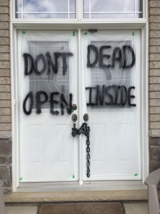 This Guy And His Wife Hosted An Awesome Walking Dead Premiere Party (14 pics)