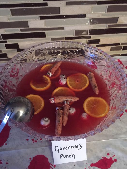 This Guy And His Wife Hosted An Awesome Walking Dead Premiere Party (14 pics)