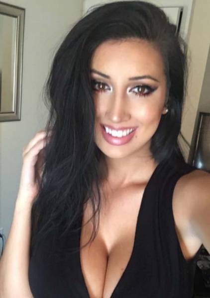 There's Nothing Greater Than Sexy Girls With Gorgeous Cleavage (39 pics)