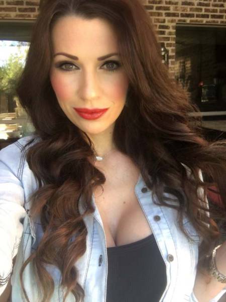 There's Nothing Greater Than Sexy Girls With Gorgeous Cleavage (39 pics)