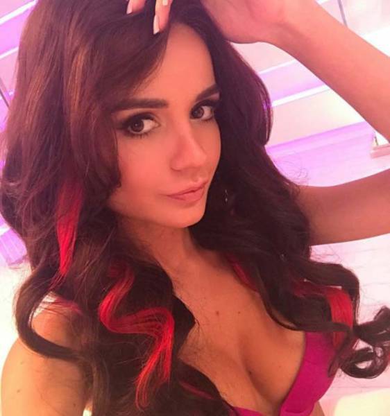 There's Nothing Greater Than Sexy Girls With Gorgeous Cleavage (39 pics)