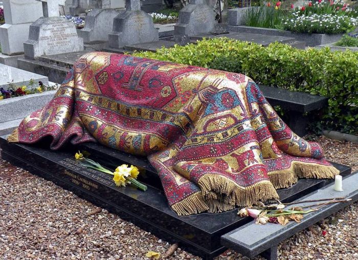 Rudolf Nureyev Buried With An Extravagant Carpet In Paris (4 pics)