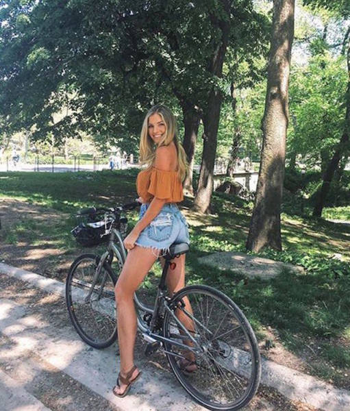 Sexy Girls On Bicycles That Will Put You In A Great Mood (41 pics)