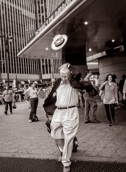 Awesome Street Photos That Were Taken At The Perfect Moment (50 pics)