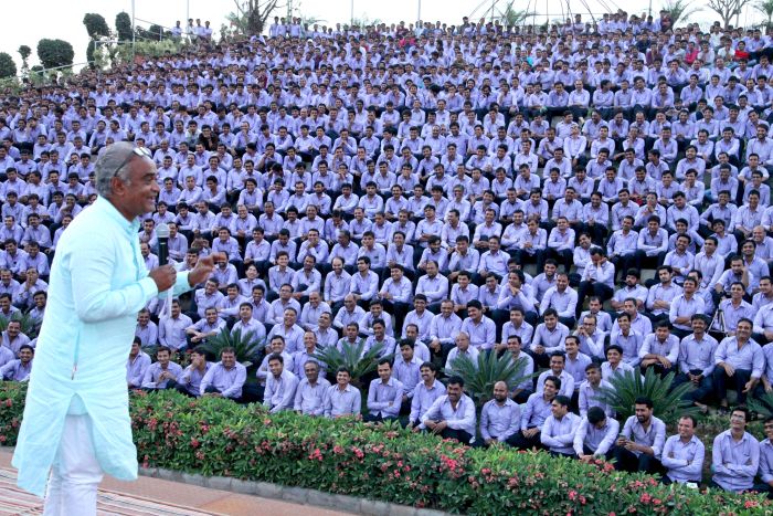 Best Boss In The World GIves His Employees 1,260 Cars And 400 Flats (4 pics)