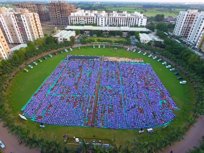 Best Boss In The World GIves His Employees 1,260 Cars And 400 Flats (4 pics)