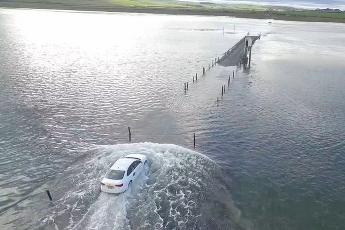 Drone Captures Uber Driver Racing Against The Sea Tide (5 pics)