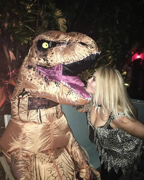 An Awesome Collection Of Halloween Costumes And Halloween Themed Pics (42 pics)
