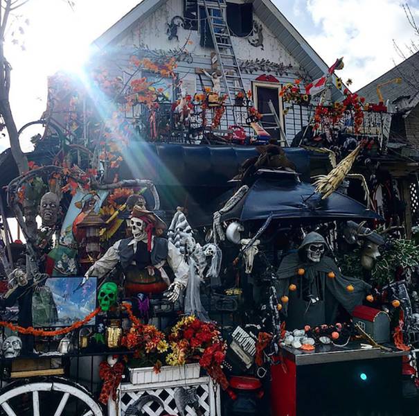 An Awesome Collection Of Halloween Costumes And Halloween Themed Pics (42 pics)