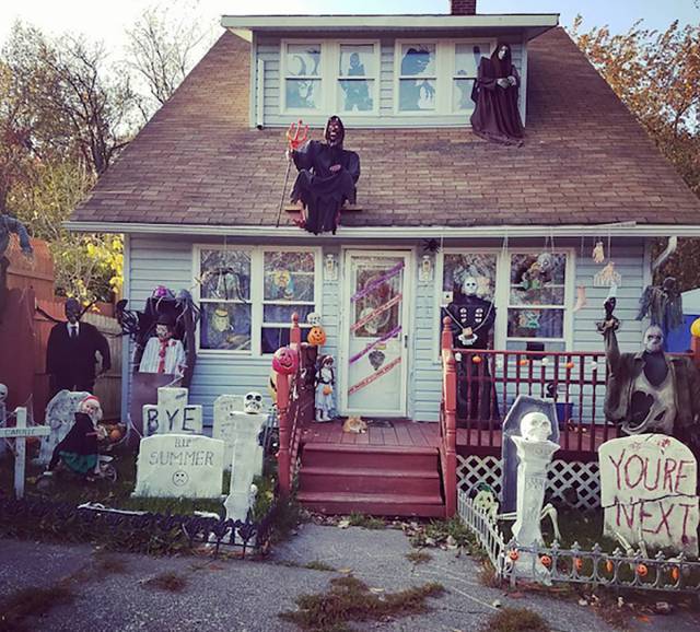 An Awesome Collection Of Halloween Costumes And Halloween Themed Pics (42 pics)