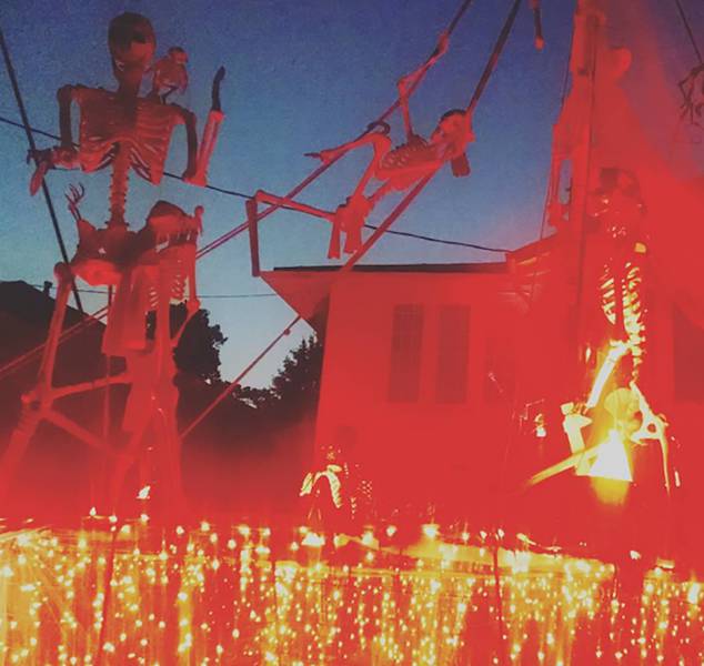An Awesome Collection Of Halloween Costumes And Halloween Themed Pics (42 pics)