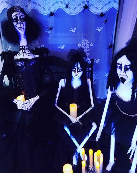 An Awesome Collection Of Halloween Costumes And Halloween Themed Pics (42 pics)