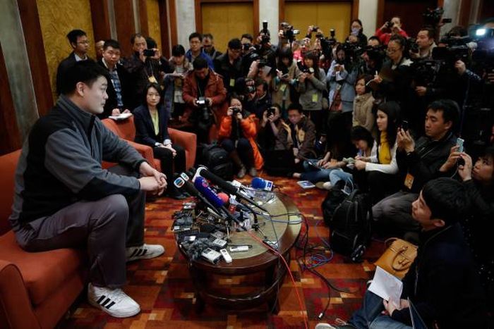 Incredible Photos Show How Big Yao Ming Actually Is (19 pics)