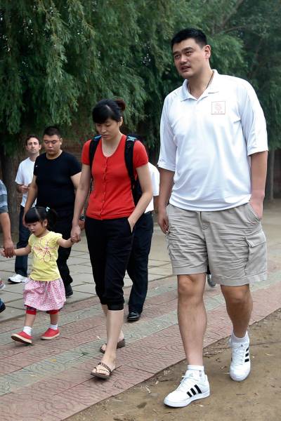 Incredible Photos Show How Big Yao Ming Actually Is (19 pics)