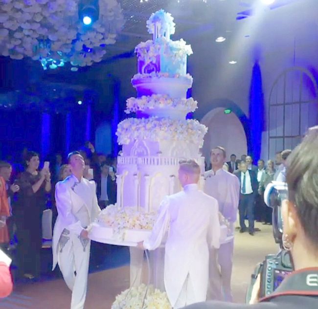 Russian Oil Tycoon's Daughter Gets Married In A £500,000 Bridal Gown (10 pics)
