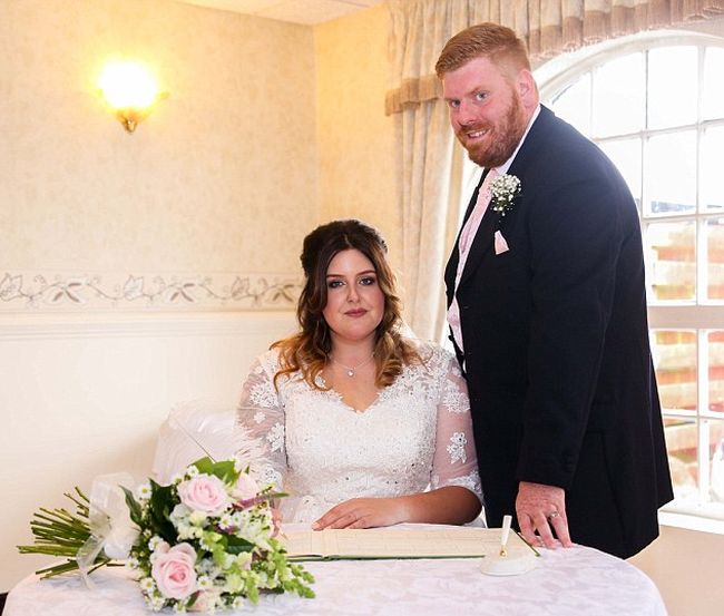 Couple's X-Rated Wedding Day Photo Goes Viral (2 pics)