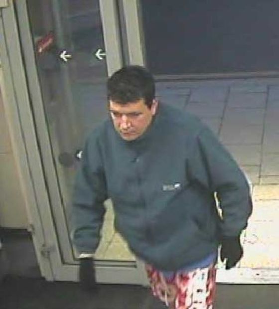 Pantsless Man Tries To Rob A Bank (5 pics)